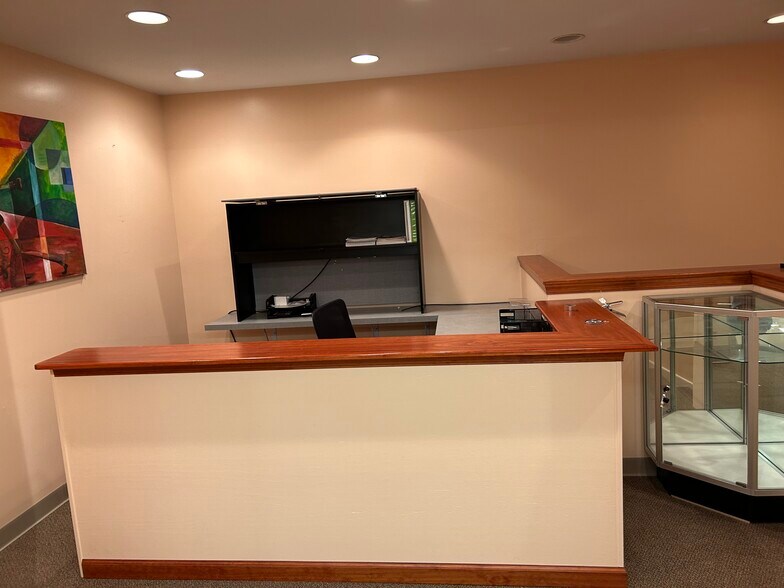 More Photos Of 60 Shillington Rd, Sinking Spring Showroom For Sale