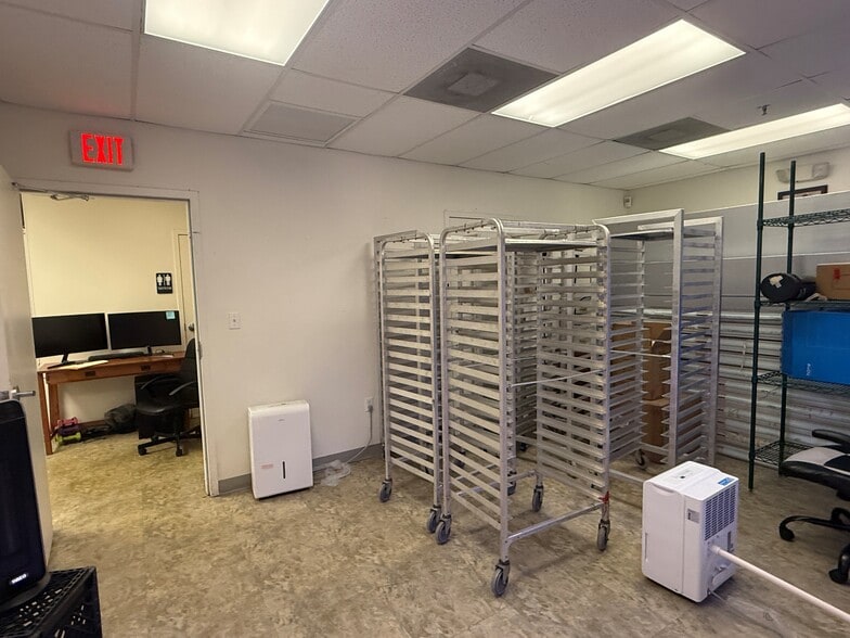 More Photos Of 14000-14046 NW 82nd Ave, Miami Lakes Light Distribution For Lease