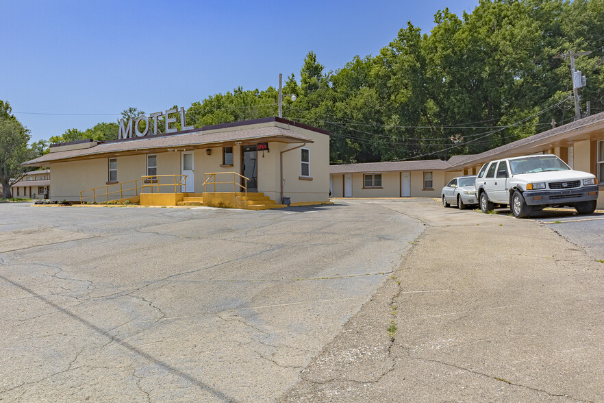 Primary Photo Of 820 S Washington St, Junction City Hotel For Sale