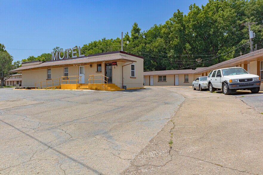 Primary Photo Of 820 S Washington St, Junction City Hotel For Sale