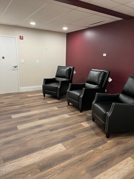 More Photos Of 183 Heritage Dr, Crystal Lake Medical For Lease