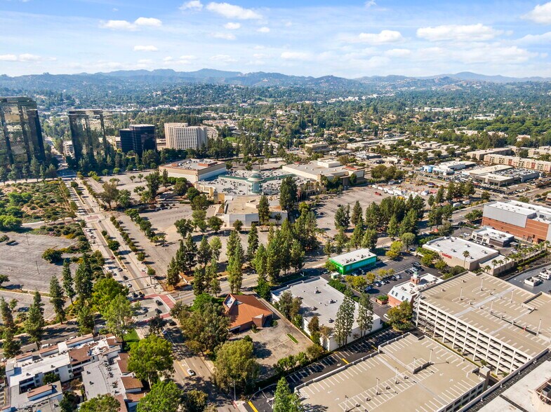 More Photos Of 21725 Erwin St, Woodland Hills Storefront Retail Office For Lease