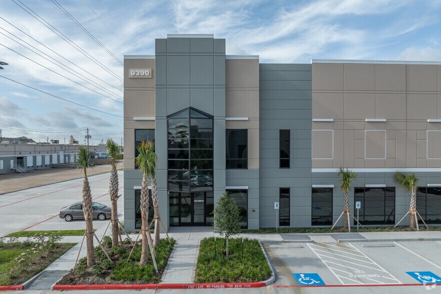 More Photos Of 9220 Kirby Dr, Houston Unknown For Lease