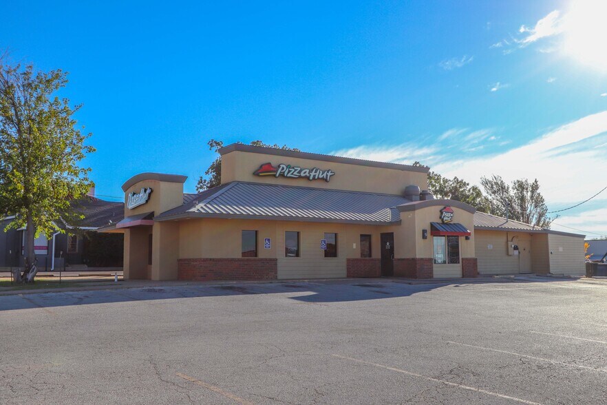 More Photos Of 800 E Broadway St, Sweetwater Restaurant For Sale