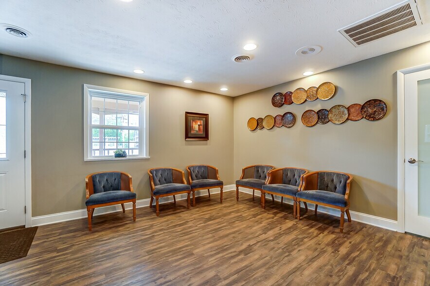 More Photos Of 1010-1090 N Market St, Troy Medical For Lease