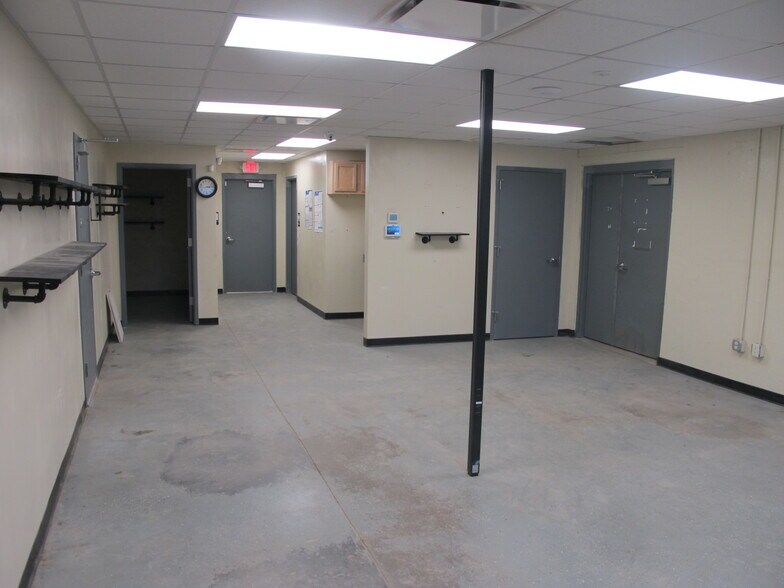 More Photos Of 1530 E Atlantic St, Springfield Service For Sale