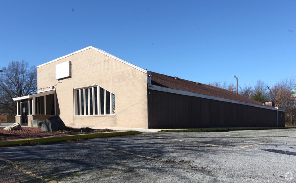 More Photos Of 3010 Sands Dr, Greensboro Restaurant For Lease