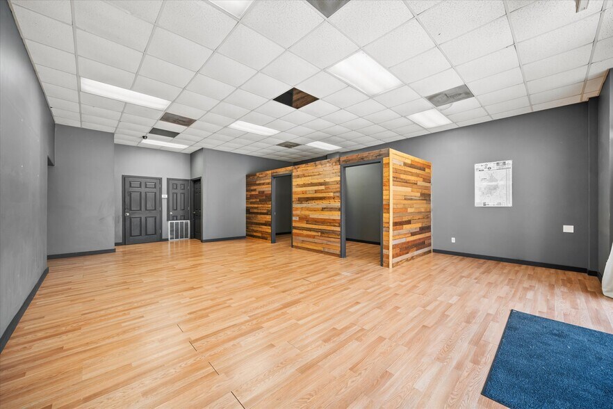 More Photos Of 1502 W 7th St, Laurel Showroom For Sale