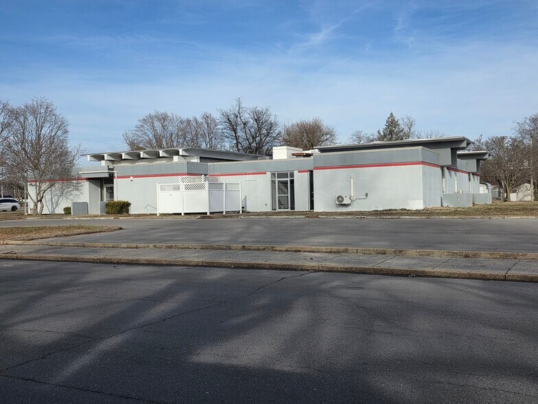 More Photos Of 210 S Kingshighway St, Sikeston Schools For Lease