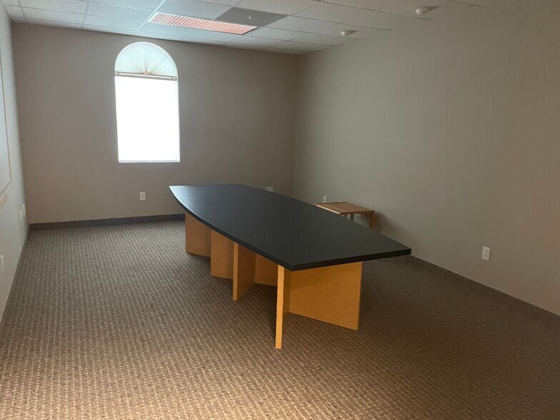 More Photos Of 1704 N Holmes Dr, Marion Office For Sale