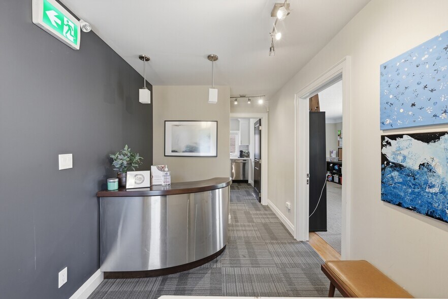 More Photos Of 58 King St W, Hamilton Office For Sale