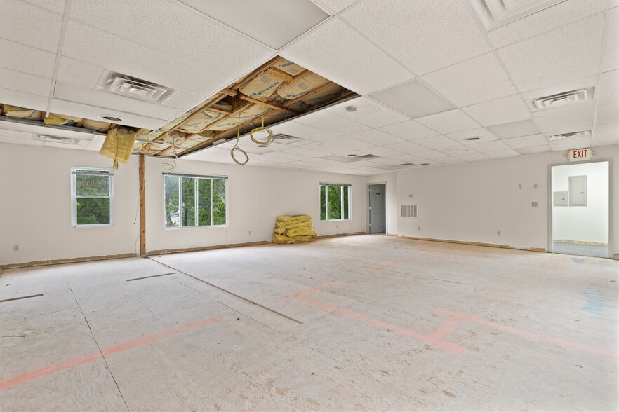 More Photos Of 15 Hamburg Tpke, Bloomingdale Office For Sale