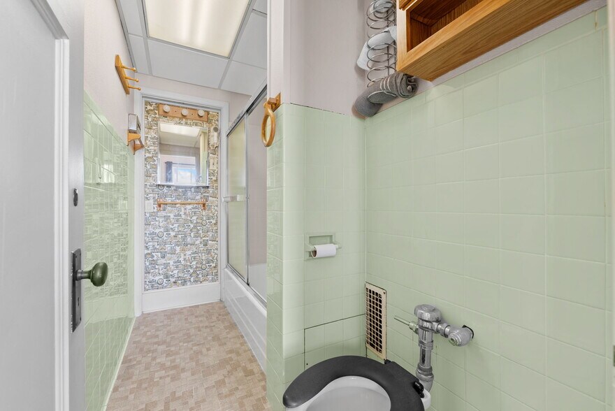 More Photos Of 36 W 4th St, Dubuque Hotel For Sale