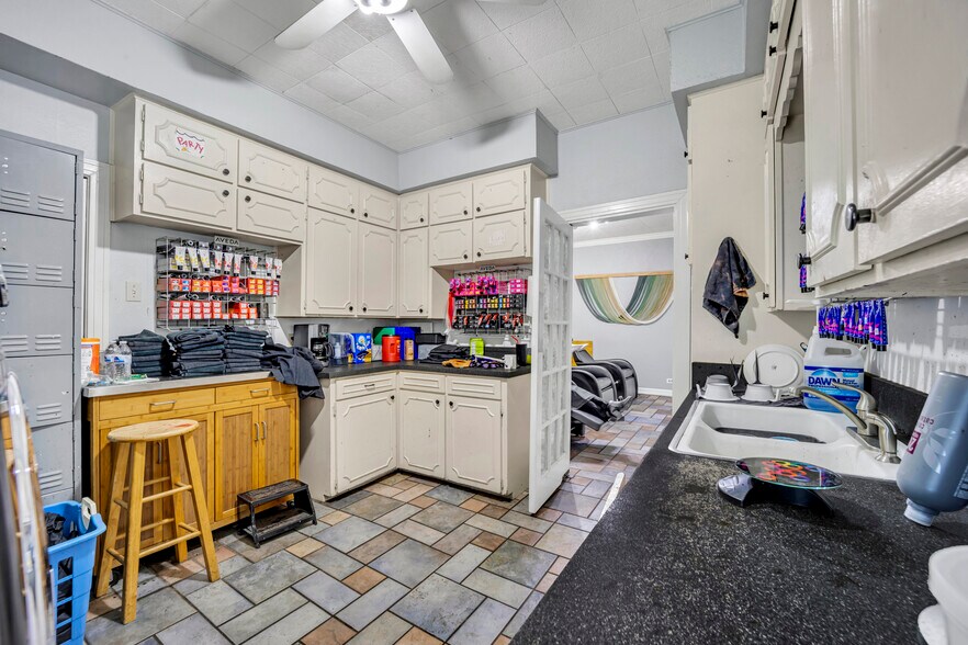 More Photos Of 808 W Abram St, Arlington Freestanding For Sale