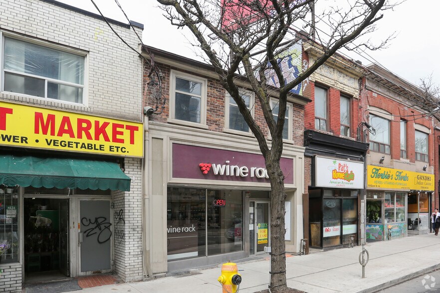 More Photos Of 560 Queen St W, Toronto Storefront Retail Residential For Sale