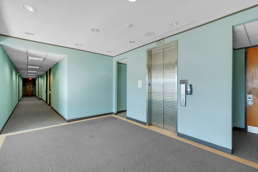 More Photos Of 4141 N Sam Houston Pky E, Houston Office For Lease