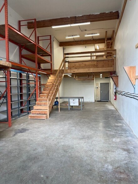 More Photos Of 1127 W 14th St, North Vancouver Warehouse For Lease