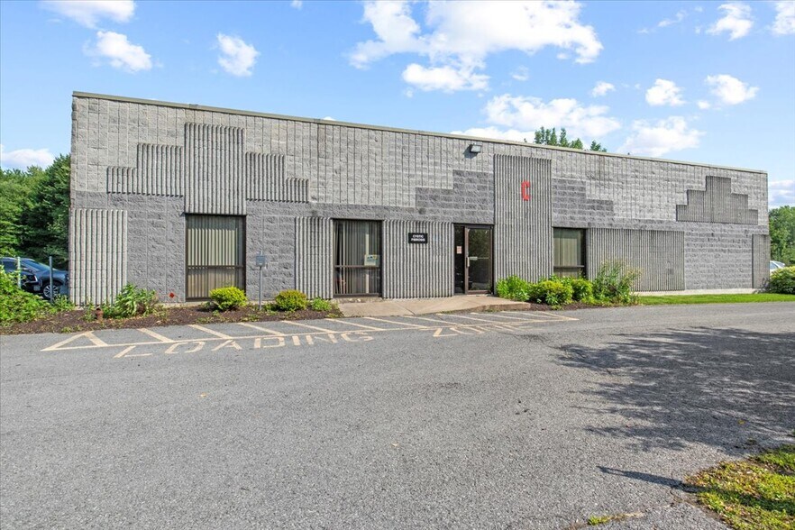 More Photos Of 200 Gateway Park Dr, Syracuse Warehouse For Lease