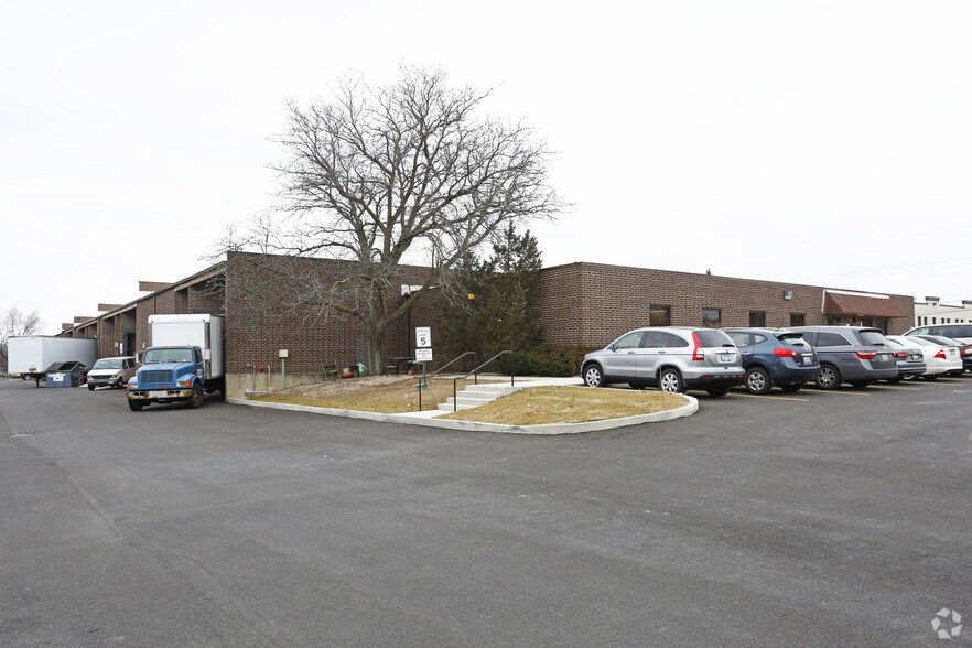 More Photos Of 2302-2320 Wisconsin St, Downers Grove Warehouse For Lease