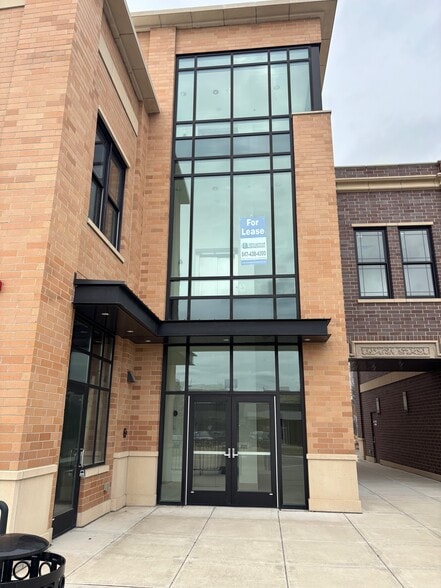 More Photos Of 440 E Hawley St, Mundelein Storefront Retail Office For Lease