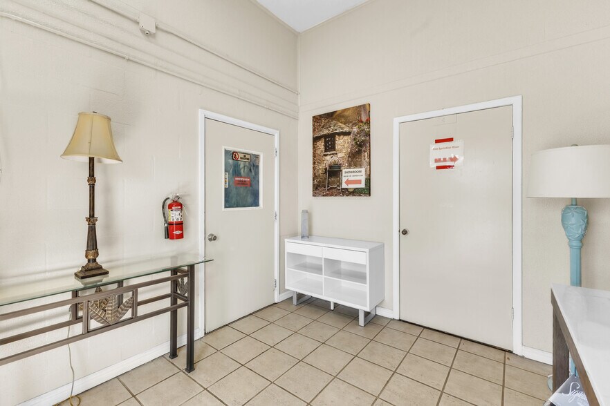 More Photos Of 701 W Landstreet Rd, Orlando Warehouse For Sale