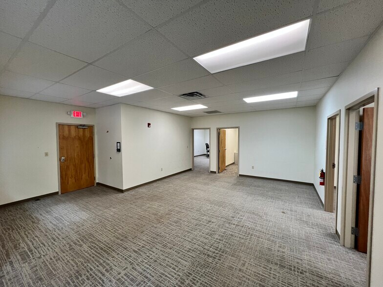 More Photos Of 200 Mountain Rd, Farmington Office For Lease