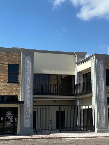 More Photos Of 119-121 W Van Buren Ave, Harlingen Office For Lease