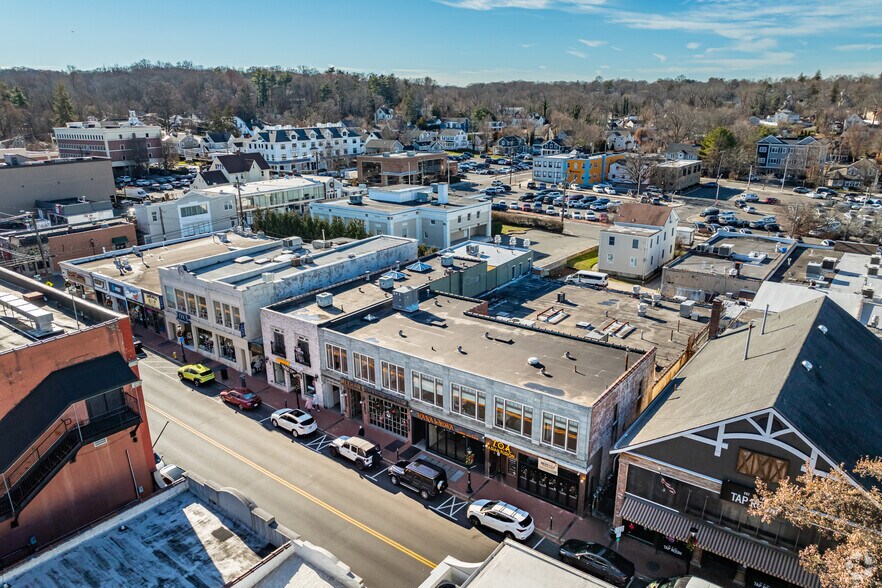 More Photos Of 371-377 New York Ave, Huntington Restaurant For Lease