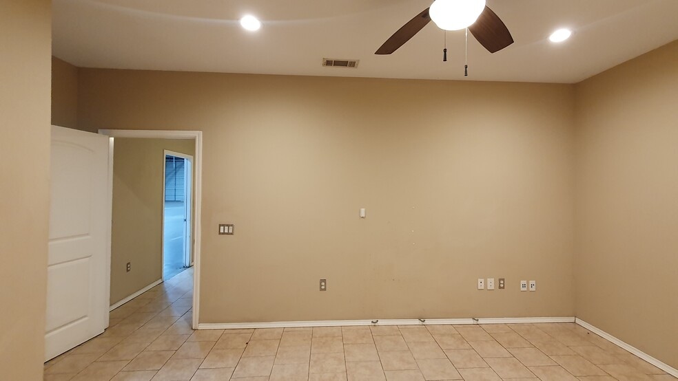 More Photos Of 7511 Oak Bluff Dr, Magnolia Warehouse For Sale