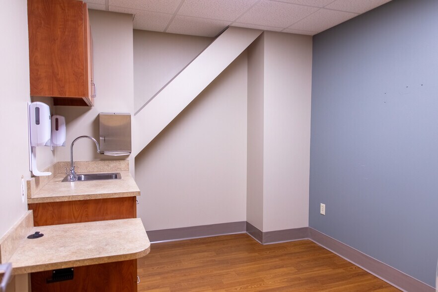 More Photos Of 16909 Lakeside Hills Ct, Omaha Medical For Lease