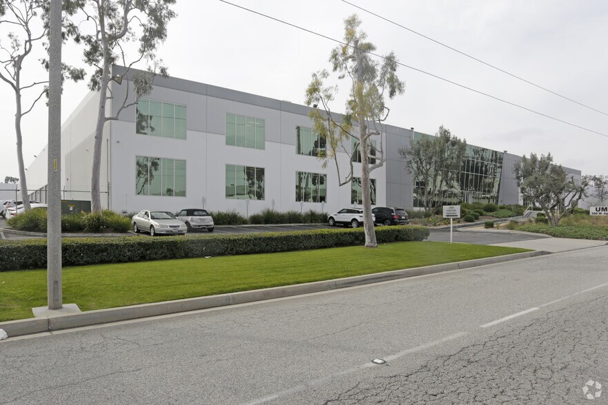 More Photos Of 350 W Apra St, Compton Warehouse For Lease