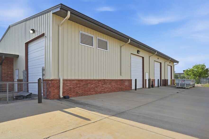More Photos Of 416 NE 145th Pl, Edmond Warehouse For Lease