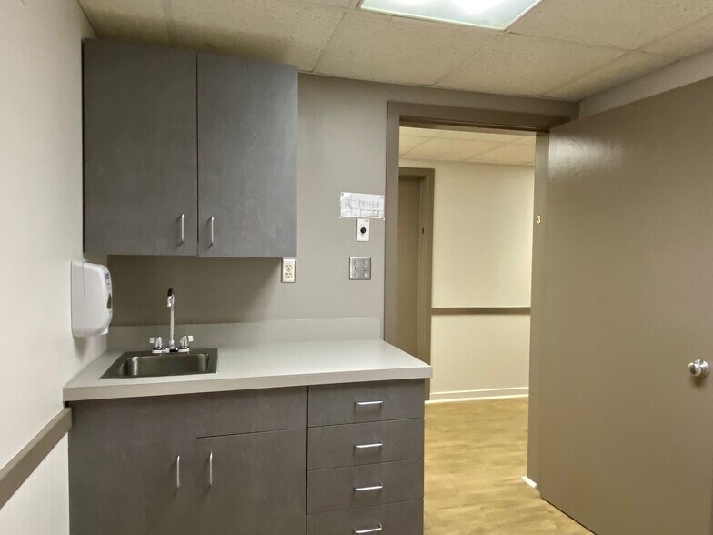 More Photos Of 915 N Hanover St, Elizabethtown Medical For Sale