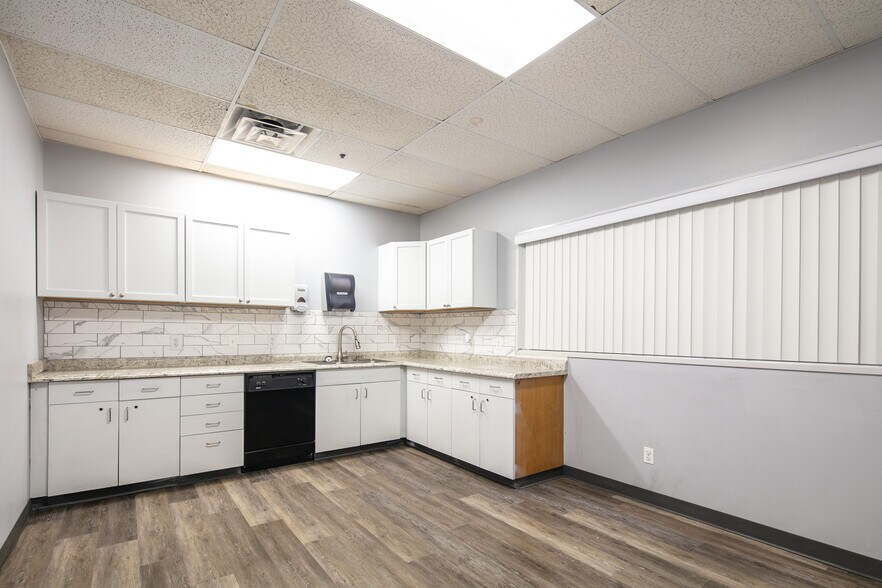 More Photos Of 108 Summer Ct, Georgetown Warehouse For Lease