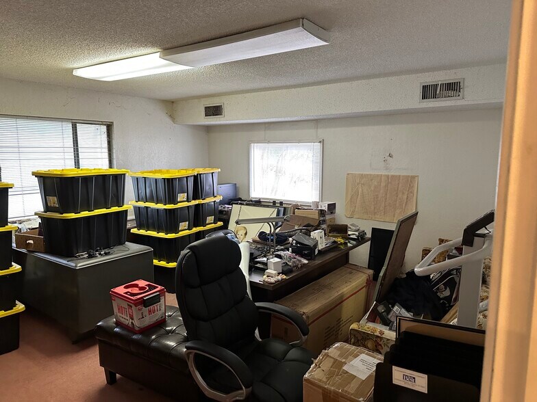 More Photos Of 1505 E Henderson St, Cleburne Office For Sale