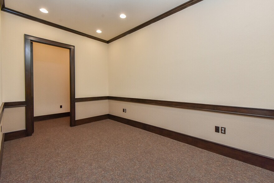More Photos Of 12807 Haynes Rd, Houston Unknown For Lease