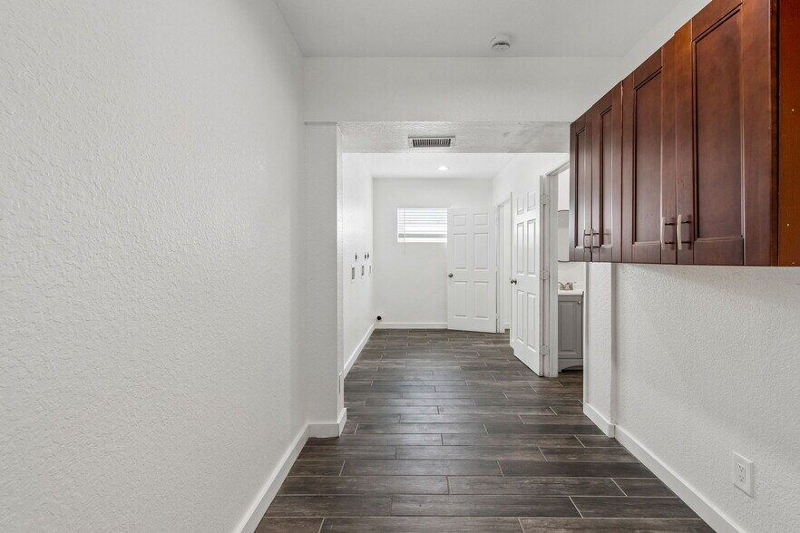 More Photos Of 6536 Lincoln Way N, Saint Petersburg Office For Lease