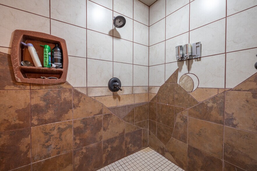 More Photos Of 603 N River St, Hot Springs Hotel For Lease