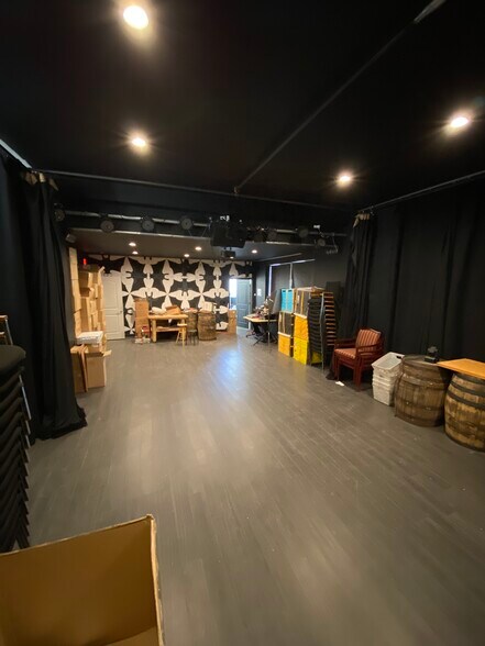 More Photos Of 72-76 N Broadway St, Des Plaines Light Distribution For Sale