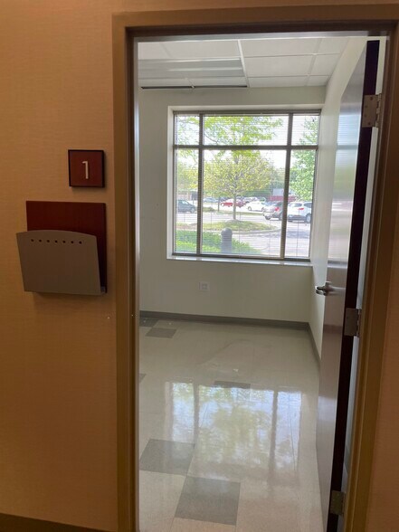 More Photos Of 900 Rand Rd, Des Plaines Medical For Lease