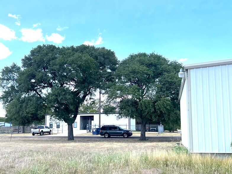 More Photos Of 408 E 2nd St, Taylor Warehouse For Lease