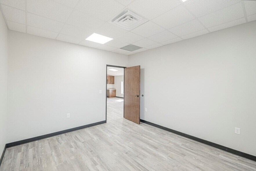 More Photos Of 5261 W Murphy St, Odessa Industrial For Lease