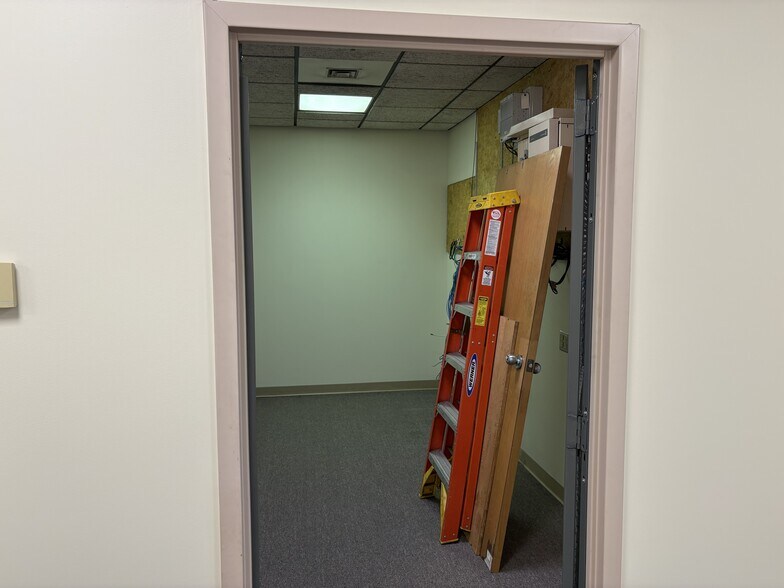 More Photos Of 117 Londonderry Tpke, Hooksett Flex For Lease