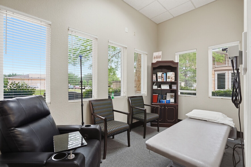 More Photos Of 8845 Davis Blvd, Keller Medical For Lease