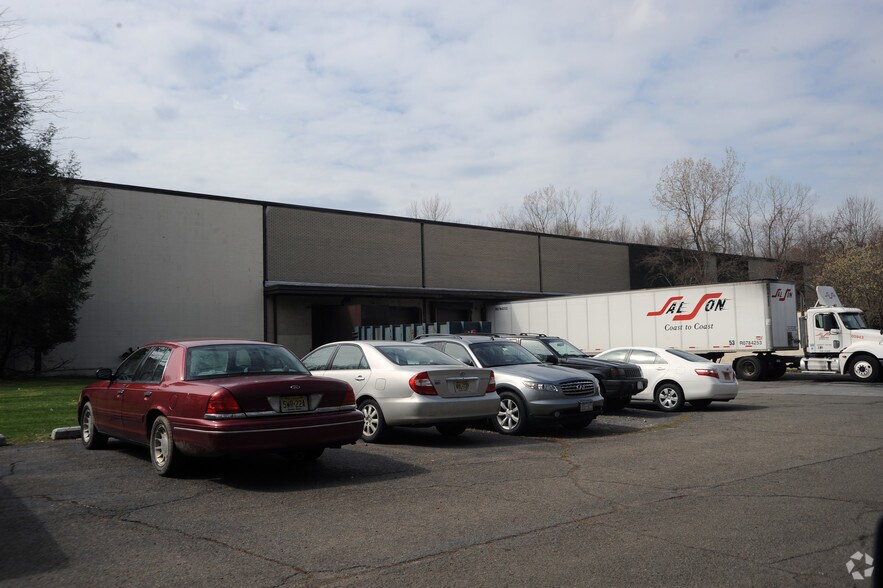 More Photos Of 275 Oak Tree Rd, Palisades Warehouse For Lease