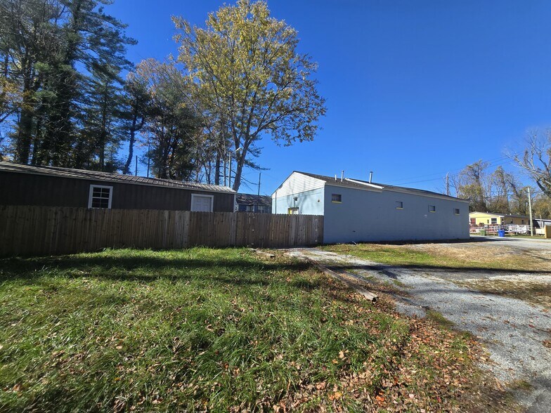 More Photos Of 726 1st Ave W, Hendersonville General Retail For Sale