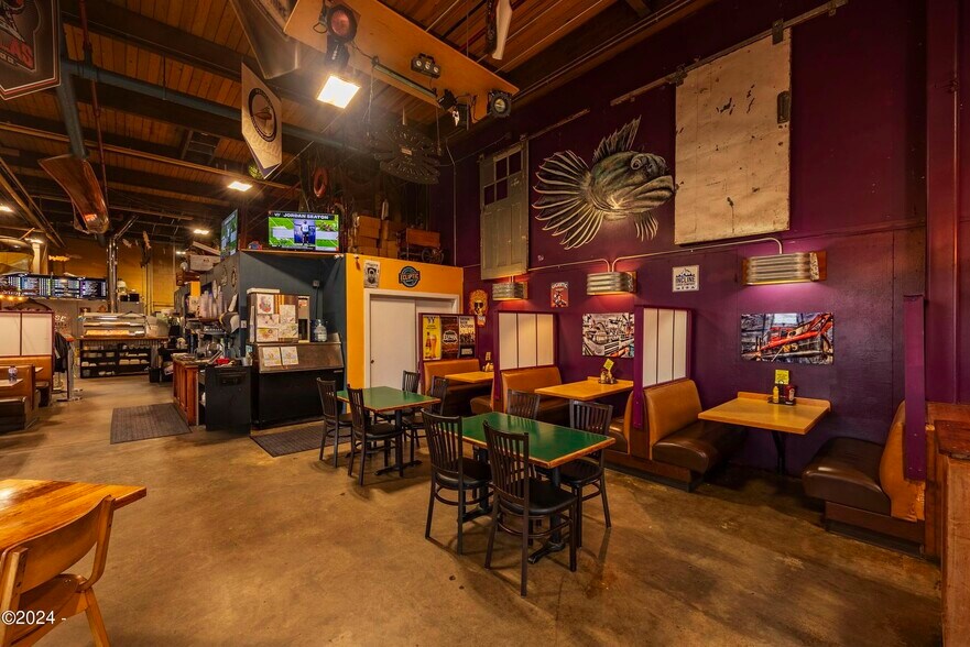 More Photos Of 515 NW Coast St, Newport Restaurant For Lease