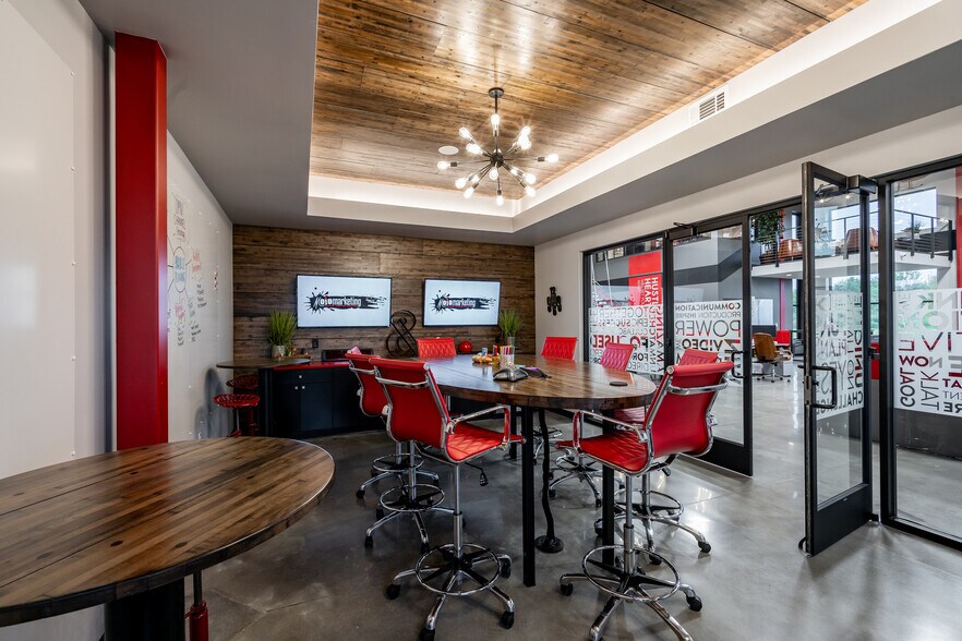 More Photos Of 205 SE 22nd St, Bentonville Office For Sale