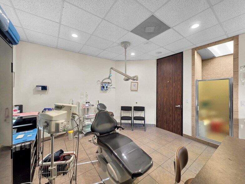 More Photos Of 6429 Fairmont Pky, Pasadena Office For Sale