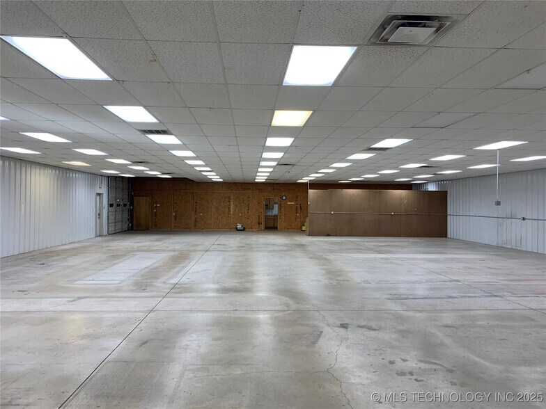 More Photos Of 106 N Lombard Ln, Skiatook Freestanding For Sale